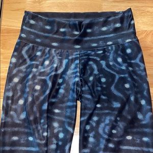 Size M Waterlust whale shark leggings
